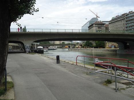 Le Schwedenbrücke, à côté de la Schwedenplatz, enjambe le canal du Danube