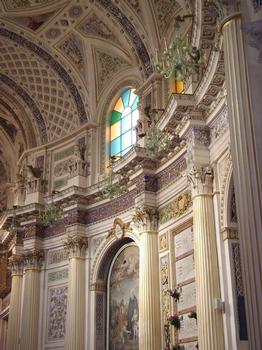 La façade et l'intérieur de l'église (baroque) San Giovanni Evangelista (saint Jean l'évangéliste) à Scicli (province de Raguse)