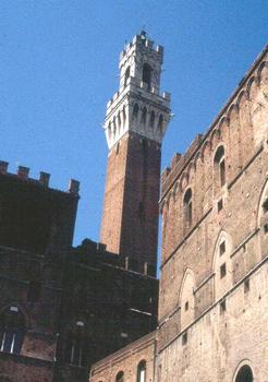 Torre del Mangia, links neben dem Palazzo Pubblico in Siena. Erbaut von 1338 bis 1348 durch Muccio und Francesco di Rinaldo (Höhe: 102 Meter)