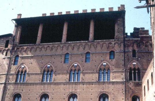 Rückansicht des Palazzo Pubblico in Siena, fertigesteltt 1342, vom Marktplatz aus gesehen