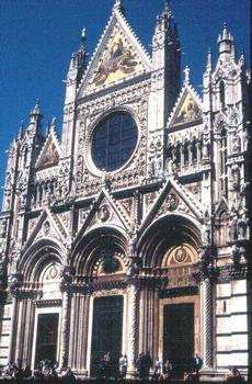 La façade de la cathédrale (ou Duomo) de Sienne (Toscane)