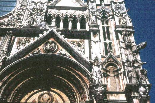 Détail des sculptures du portail latéral droit de la cathédrale de Sienne