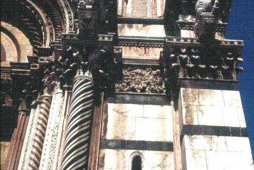 Détail du portail du Duomo de Sienne