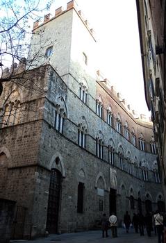 La façade du palais Chigi-Saracini, 89 via di Città à Sienne (Toscane)
