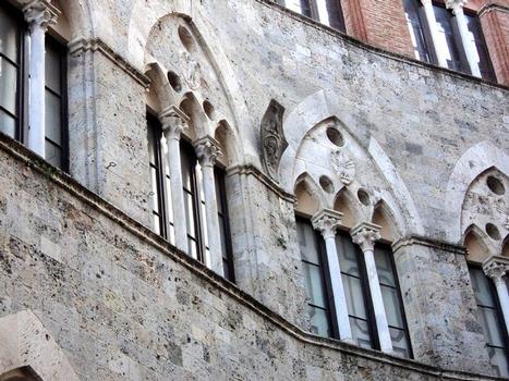 La façade du palais Chigi-Saracini, 89 via di Città à Sienne (Toscane)