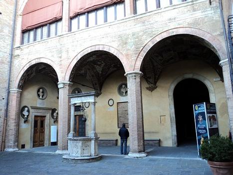 La cour intérieure du palais Chigi-Saracini à Sienne