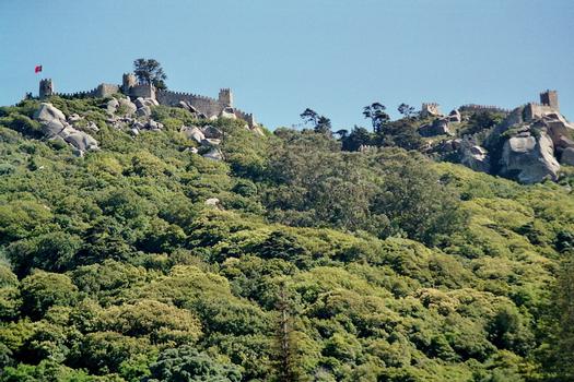 Le castelo dos Mouros (le château des Maures) domine Sintra à 450 m. d'altitude; il date du 9e siècle; ses remparts ont été restaurés fin 19e siècle