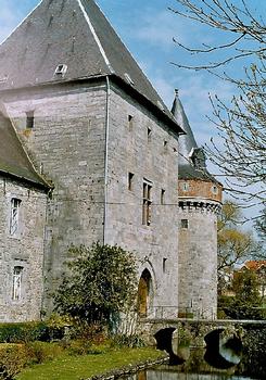 La façade et l'entrée du château de Solre-sur-Sambre (commune d'Erquelines)