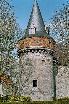 Une des deux tours de façade, intacte, du château de Solre-sur-Sambre (commune d'Erquelines)