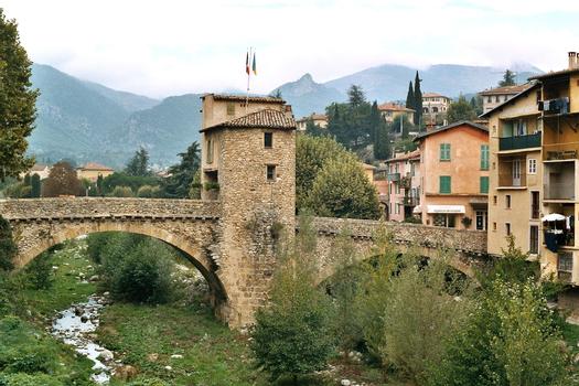 Le Pont Vieux, ancien pont à péage présumé du 12e siècle, restauré en 1944, à Sospel (Alpes maritimes)
