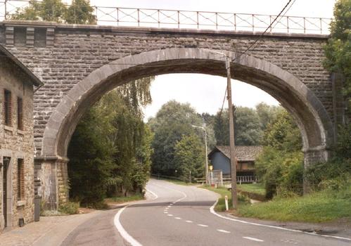 Le pont de briques et de pierres à 4 arches de Sovet: la voie ferrée désaffectée Ciney-Yvoir surplombe la route N937 Ciney-Spontin