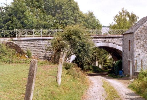 Une des quatre arches du pont de la voie ferrée désaffectée à Sovet, sur la N937