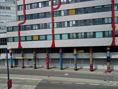 A Spitellau, le siège social de l'entreprise d'incinération de Vienne est dû à l'architecte avant-gardiste F. Hundertwasser