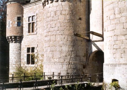 La façade et le pont-levis (qui fonctionne toujours) du château féodal de Spontin, lové dans une boucle du Bocq, qui alimente ses fossés