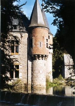 Tourelle d'angle du château féodal de Spontin (de style 14e remanié au 16e siècle)