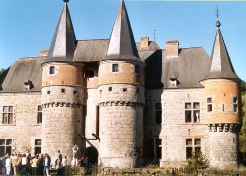 Vue générale de la façade du château féodal de Spontin (commune d'Yvoir) : détruit en 1466 et 1555, il a été reconstruit chaque fois dans le style du 14e siècle