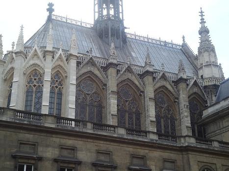 Vues extérieures de la Sainte-Chapelle, qui se trouve dans l'enceinte du palais de justice de Paris