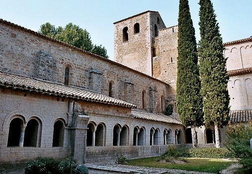 Le cloître de l'abbaye de Gellone, à Saint-Guilhem-le-Désert (Hérault)