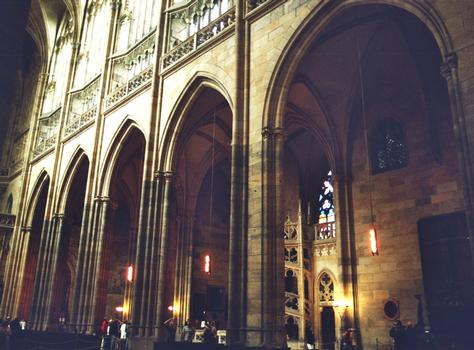 L'intérieur de la cathédrale (gothique) Saint Guy (ou Saint Vith) dans l'enceinte du château de Prague