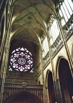 L'intérieur de la cathédrale (gothique) Saint Guy (ou Saint Vith) dans l'enceinte du château de Prague