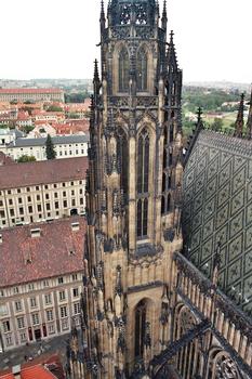 La tour, les toits et la flèche centrale de la cathédrale Saint Guy, à Prague