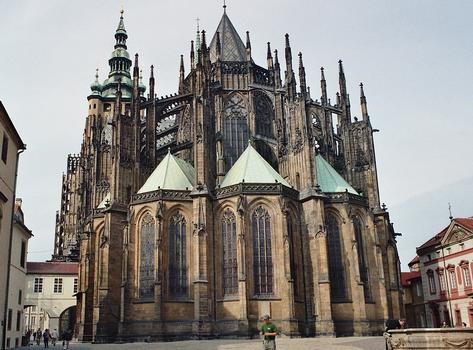 Le chevet (gothique) de la cathédrale Saint Guy, sur la Jirske Namesti, dans l'enceinte du château de Prague, face à la basilique Saint Greorges