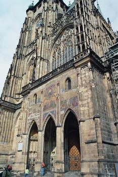 Le bas-côté et le transept sud de la cathédrale Saint Guy, de Prague