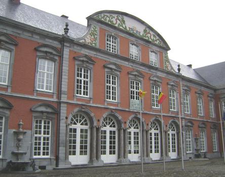 Les bâtiments du 18e siècle de l'abbaye de Saint-Hubert, actuellement affectés à divers services publics