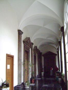Un des couloirs à voûtes gothiques de l'abbaye de Saint-Hubert