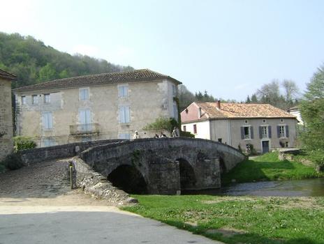 Le vieux pont (aujourd'hui piétonnier) sur la Cole, à Saint-Jean-de-Cole (Dordogne)