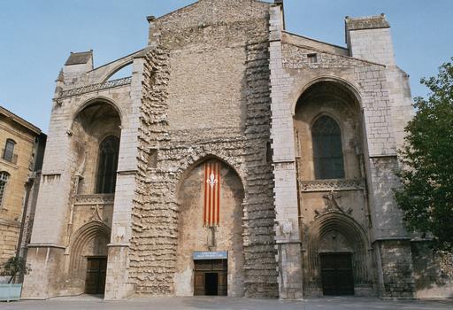 La façade de la basilique sainte Marie-Madeleine à Saint-Maximin-la-Sainte-Baume (Var)