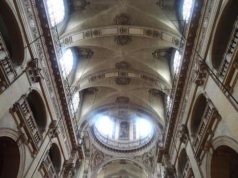 La nef et les voûtes de l'église Saint_paul (Paris 4e)
