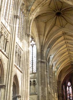 Voûtes et piliers de la nef centrale de la basilique de Saint-Quentin (Aisne)