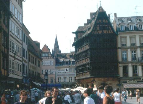 La Maison Kammerzell, au pied de la cathédrale de Strasbourg (Bas-Rhin), hôtel et restaurant depuis 1427