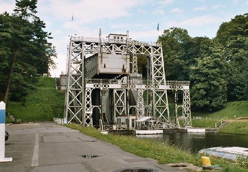 L'ascenseur hydraulique n° 3, sur l'ancien canal du Centre à 300 t., à Strépy-Bracquegnies (commune de La Louvière)