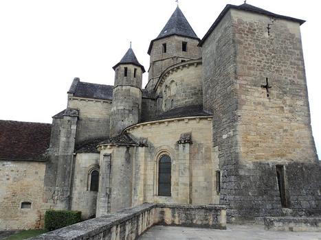 L'église romane Saint Robert, à St-Robert (Corrèze)