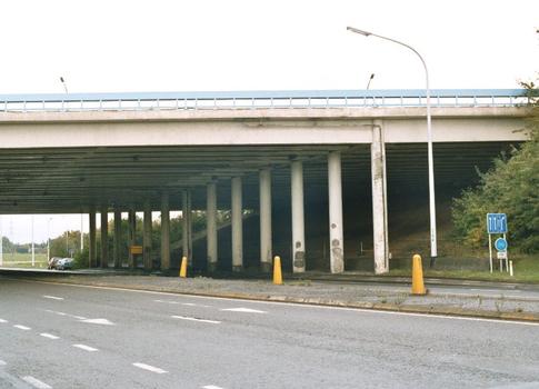 Le pont de l'autoroute E42 sur la voie rapide N4 à Suarlée (commune de Namur)