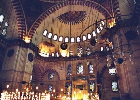 La coupole et l'intérieur de la mosquée de Soliman le Magnifique (Suleymanie Camii), la plus vaste d'Istanbul après Sainte Sophie