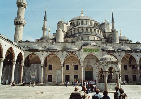 La cour de la mosquée du sultan Ahmet (mosquée bleue) à Istanbul