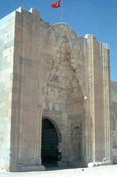 La porte d'entrée du caravansérail de Sultanhani en Turquie