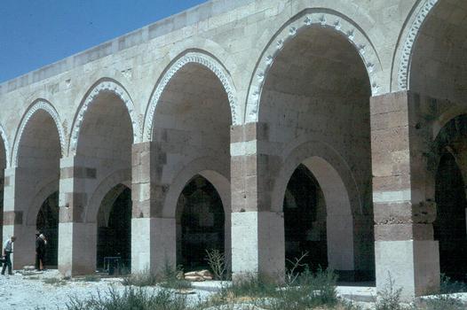 La cour intérieure du caravansérail (désaffecté) de Sultanhani (Anatolie)