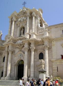 La cathédrale (dumo) de Syracuse (Sicile), sur l'île d'Ortygie (façade et choeur)