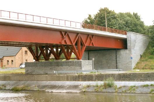 Nouveau pont (2000-2002) de la chaussée de Chièvres, sur le canal Nimy-Blaton et la N50, à Tertre (Hainaut): Intégration d'un motif en losange au niveau des piles