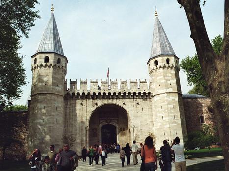 La porte du Milieu (Ortakapi) ou porte du Salut, permet d'entrer dans la 2e cour (cour des Cérémonies) du palais de Topkapi à Istanbul. Sa construction a été initiée par Soliman le Magnifique en 1524