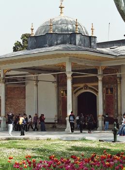 Le Bab-I-Saadet (porte de la Félicité) permet de passer de la cour des Cérémonies à la 3e cour du palais de Topkapi à Istanbul