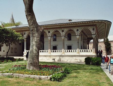 L'Arz Odasi (pavillon des Audiences) du palais de Topkapi est revêtu de magnifiques faïences; le sultan y recevait les ambassadeurs étrangers. Le auvent est de style rococo