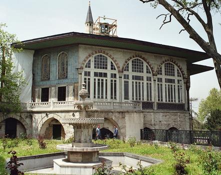 Bagdat Köskü (pavillon de bagdad) a été achevé en 1639 par Murat I en souvenir de la conquête de Bagdad; cette construction octogonale est entourée d'une colonnade de 22 piliers