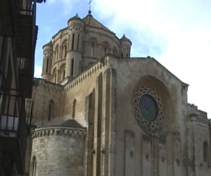 Le côté nord de la collégiale Santa Maria la Mayor à Toro, commencée en 1160