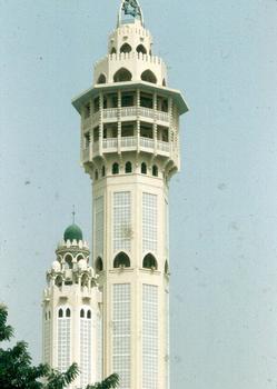 Le plus grand des trois minarets de la mosquée de Touba (Sénégal)