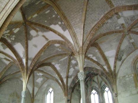 L'intérieur (à deux nefs) et les voûtes (gothiques) de l'église du couvent des Jacobins à Toulouse